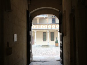 One of our favourite Beaune glimpses is through the gate of the Hospices de Beaune. We recommend it to all visitors to our holiday home in Puligny Montrachet.