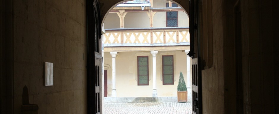 One of our favourite Beaune glimpses is through the gate of the Hospices de Beaune. We recommend it to all visitors to our holiday home in Puligny Montrachet.