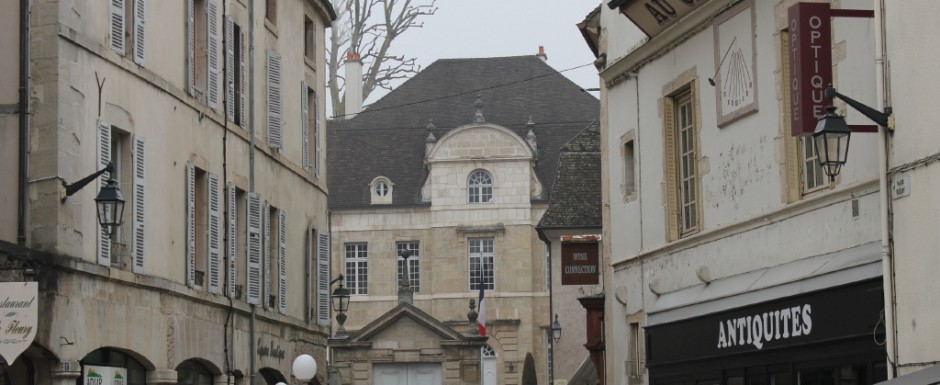 We visit Beaune from our holiday house in Puligny frequently. We love the Burgundian architecture.