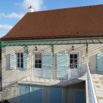 Our luxury vacation home in Burgundy has three double bedrooms each with en suite, a large living area with open kitchen and lots of space for wine tasting