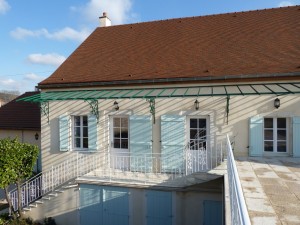 Our luxury vacation home in Burgundy has three double bedrooms each with en suite, a large living area with open kitchen and lots of space for wine tasting